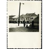 Főtér a kúttal, Nagybiccse (Bytča), Felvidék, üzletek, reklámok, feliratok, helytörténet, Horthy-korszak, 1930-as évek. Eredeti fotó,  papírkép.  