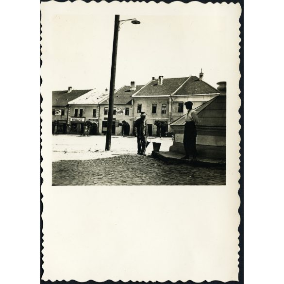 Főtér a kúttal, Nagybiccse (Bytča), Felvidék, üzletek, reklámok, feliratok, helytörténet, Horthy-korszak, 1930-as évek. Eredeti fotó,  papírkép.  
