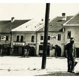 Főtér a kúttal, Nagybiccse (Bytča), Felvidék, üzletek, reklámok, feliratok, helytörténet, Horthy-korszak, 1930-as évek. Eredeti fotó,  papírkép.  