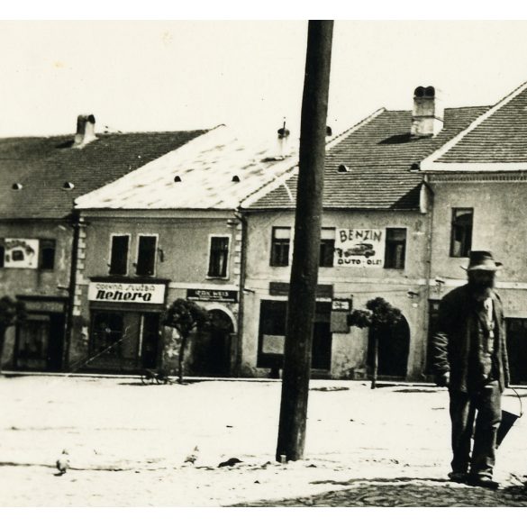 Főtér a kúttal, Nagybiccse (Bytča), Felvidék, üzletek, reklámok, feliratok, helytörténet, Horthy-korszak, 1930-as évek. Eredeti fotó,  papírkép.  