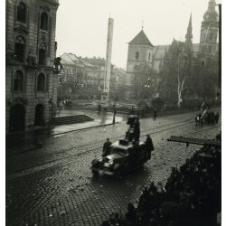   Magyar honvédek bevonulása, Kassa, Felvidék, híradós autó filmkamerával, horogkeresztes náci zászló, helytörténet, Horthy-korszak, 1938, 1930-as évek. Eredeti fotó,  papírkép. 