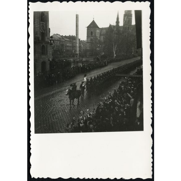 Magyar honvédek bevonulása, Kassa, Felvidék, lovas katona, egyenruha, horogkeresztes náci zászlók, helytörténet, Horthy-korszak, 2. világháború, 1938, 1930-as évek. Eredeti fotó,  papírkép. 