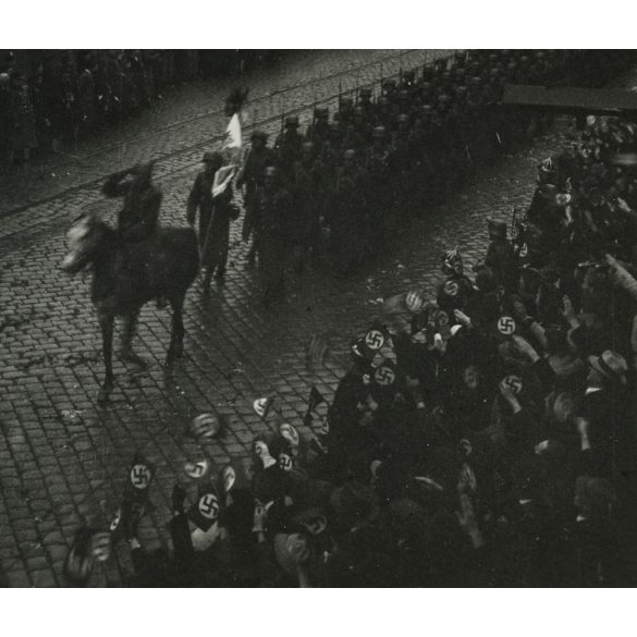 Magyar honvédek bevonulása, Kassa, Felvidék, lovas katona, egyenruha, horogkeresztes náci zászlók, helytörténet, Horthy-korszak, 2. világháború, 1938, 1930-as évek. Eredeti fotó,  papírkép. 