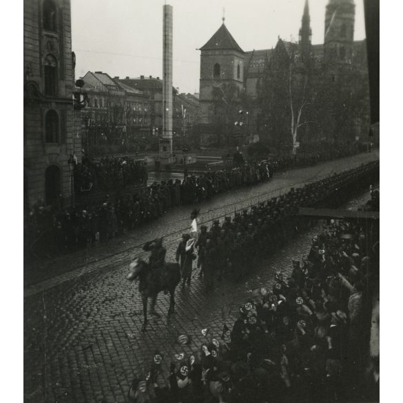 Magyar honvédek bevonulása, Kassa, Felvidék, lovas katona, egyenruha, horogkeresztes náci zászlók, helytörténet, Horthy-korszak, 2. világháború, 1938, 1930-as évek. Eredeti fotó,  papírkép. 