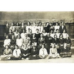   Nagyobb méret, iskola, Dr. Horváth József plébános, volt tábori lelkész, 1. világháborús kitüntetés, érdemrend, lány osztály tanárokkal, Horthy-korszak, egyház, vallás, pap, 1920-as évek, Eredeti, kartonra ragasztott fotó, hátulján feliratozott az os