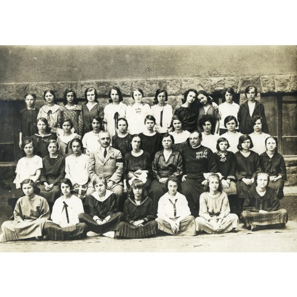 Nagyobb méret, iskola, Dr. Horváth József plébános, volt tábori lelkész, 1. világháborús kitüntetés, érdemrend, lány osztály tanárokkal, Horthy-korszak, egyház, vallás, pap, 1920-as évek, Eredeti, kartonra ragasztott fotó, hátulján feliratozott az os