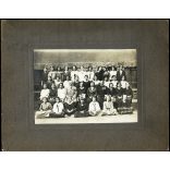 Nagyobb méret, iskola, Dr. Horváth József plébános, volt tábori lelkész, 1. világháborús kitüntetés, érdemrend, lány osztály tanárokkal, Horthy-korszak, egyház, vallás, pap, 1920-as évek, Eredeti, kartonra ragasztott fotó, hátulján feliratozott az os