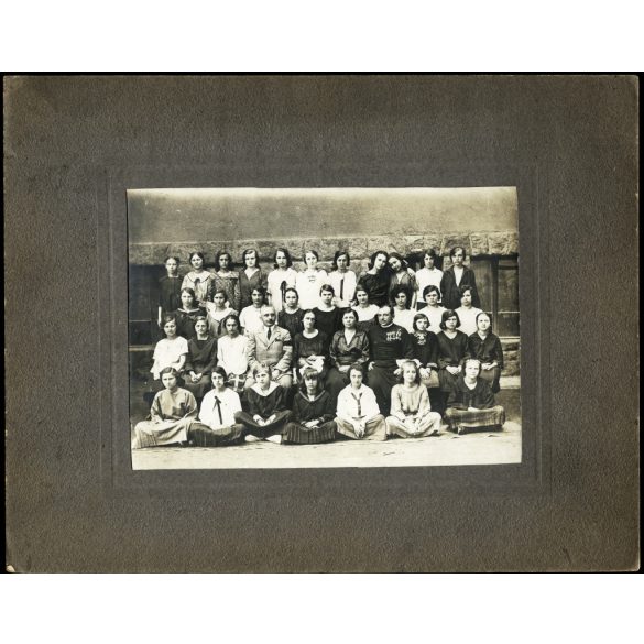 Nagyobb méret, iskola, Dr. Horváth József plébános, volt tábori lelkész, 1. világháborús kitüntetés, érdemrend, lány osztály tanárokkal, Horthy-korszak, egyház, vallás, pap, 1920-as évek, Eredeti, kartonra ragasztott fotó, hátulján feliratozott az os