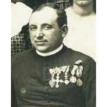 Nagyobb méret, iskola, Dr. Horváth József plébános, volt tábori lelkész, 1. világháborús kitüntetés, érdemrend, lány osztály tanárokkal, Horthy-korszak, egyház, vallás, pap, 1920-as évek, Eredeti, kartonra ragasztott fotó, hátulján feliratozott az os