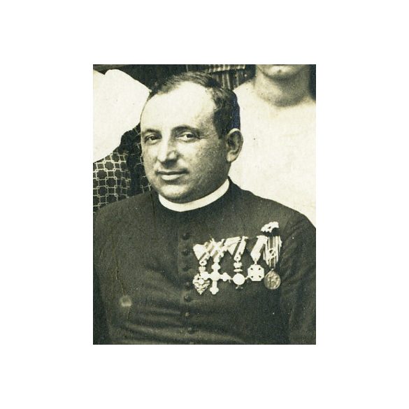 Nagyobb méret, iskola, Dr. Horváth József plébános, volt tábori lelkész, 1. világháborús kitüntetés, érdemrend, lány osztály tanárokkal, Horthy-korszak, egyház, vallás, pap, 1920-as évek, Eredeti, kartonra ragasztott fotó, hátulján feliratozott az os