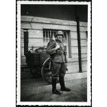 Német katona puskával, gulyáságyúval, egyenruha, tábori konyha, 2. világháború,, Horthy-korszak, 1940-es évek. Eredeti fotó, papírkép.   