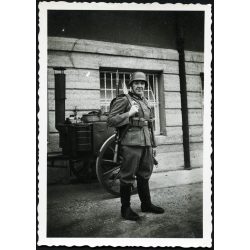   Német katona puskával, gulyáságyúval, egyenruha, tábori konyha, 2. világháború,, Horthy-korszak, 1940-es évek. Eredeti fotó, papírkép.   