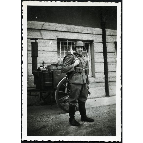 Német katona puskával, gulyáságyúval, egyenruha, tábori konyha, 2. világháború,, Horthy-korszak, 1940-es évek. Eredeti fotó, papírkép.   
