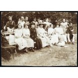 Tiszti tenisz pálya, Munkács, Kárpátalja, magyar katonák egyenruhában, úri társaság, elegáns, nők, 1. világháború,, monarchia, 1910-es évek. Eredeti fotó, hátulján feliratozott papírkép.  