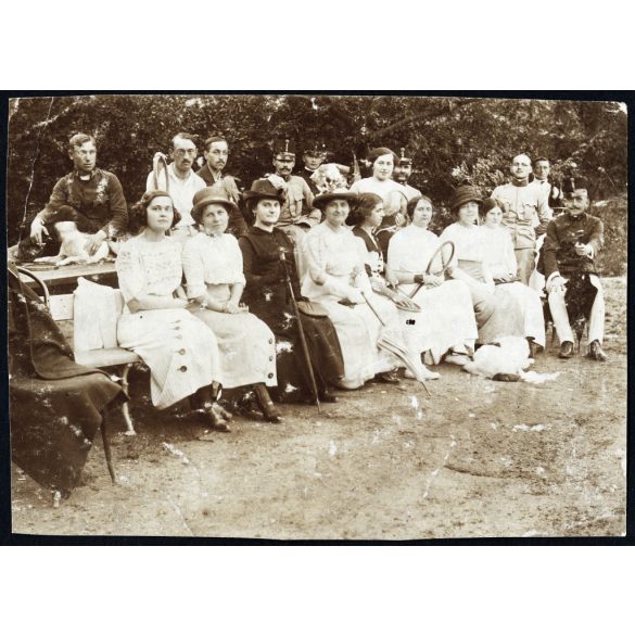 Tiszti tenisz pálya, Munkács, Kárpátalja, magyar katonák egyenruhában, úri társaság, elegáns, nők, 1. világháború,, monarchia, 1910-es évek. Eredeti fotó, hátulján feliratozott papírkép.  