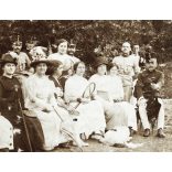 Tiszti tenisz pálya, Munkács, Kárpátalja, magyar katonák egyenruhában, úri társaság, elegáns, nők, 1. világháború,, monarchia, 1910-es évek. Eredeti fotó, hátulján feliratozott papírkép.  
