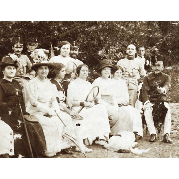 Tiszti tenisz pálya, Munkács, Kárpátalja, magyar katonák egyenruhában, úri társaság, elegáns, nők, 1. világháború,, monarchia, 1910-es évek. Eredeti fotó, hátulján feliratozott papírkép.  