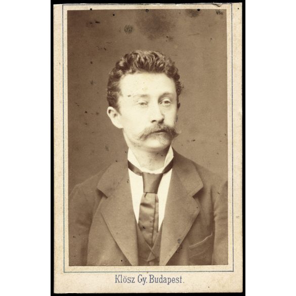 Klösz György műterme, Budapest, elegáns bajuszos férfi portréja, monarchia, 1870-es évek, Eredeti CDV, vizitkártya fotó.  