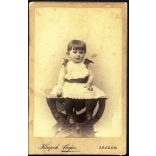 Klapok Alajos műterme, Arad, Erdély, kislány ünneplő ruhában, monarchia, 1890-es évek, Eredeti CDV, vizitkártya fotó. 