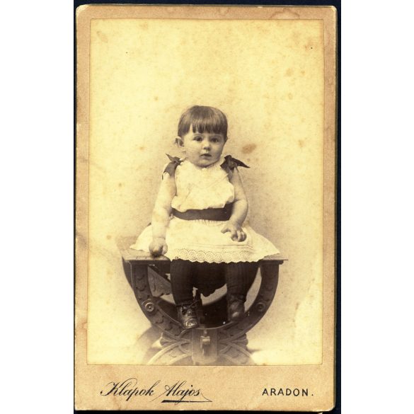 Klapok Alajos műterme, Arad, Erdély, kislány ünneplő ruhában, monarchia, 1890-es évek, Eredeti CDV, vizitkártya fotó. 