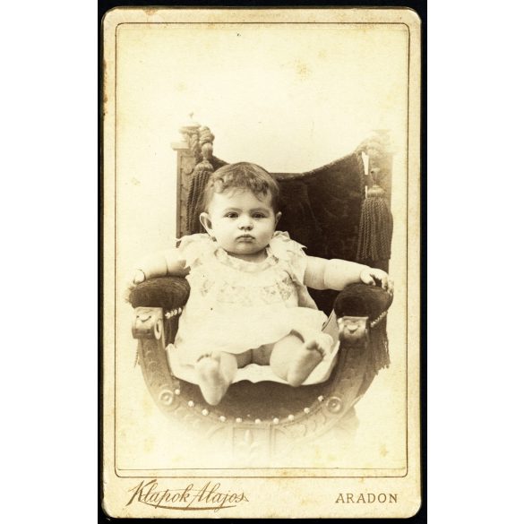 Klapok Alajos műterme, Arad, Erdély, kislány ünneplő ruhában, különös díszes szék, monarchia, 1890-es évek, Eredeti CDV, vizitkártya fotó.   