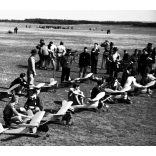 Szendrő István jelzetlen fotónegatívja, robbanómotoros modell repülőgép  verseny  Ferihegy, Budapest, repülőgép, sport,  Horthy-korszak, 1943. szeptember 17, 1940-es évek,  Horthy-korszak, Eredeti nagyméretű fotó negatív!   