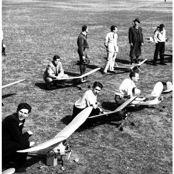 Szendrő István jelzetlen fotónegatívja, robbanómotoros modell repülőgép  verseny  Ferihegy, Budapest, repülőgép, sport,  Horthy-korszak, 1943. szeptember 17, 1940-es évek,  Horthy-korszak, Eredeti nagyméretű fotó negatív!   