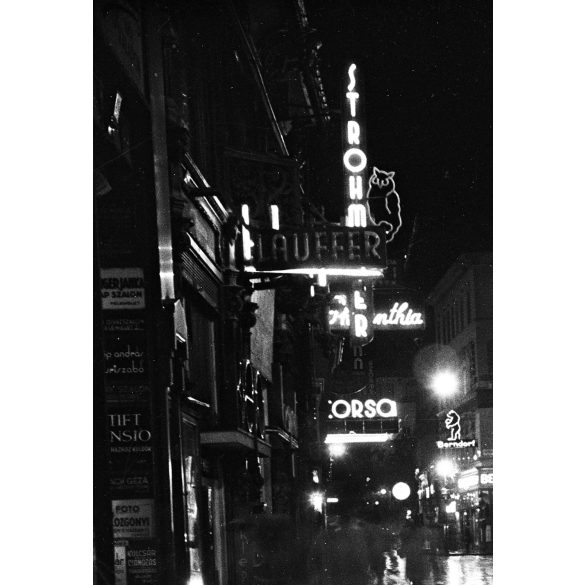Szendrő István jelzetlen fotónegatívja, este Váci utcában, Budapest, neon reklámok, üzletek, kirakatok, autó, jármű, közlekedés, Horthy-korszak, 1930-as évek,  Horthy-korszak, Eredeti nagyméretű fotó negatív, ritka esti felvétel! 