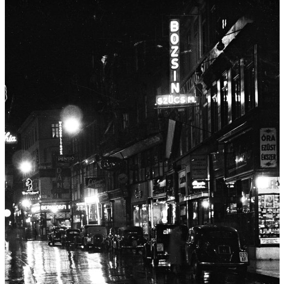 Szendrő István jelzetlen fotónegatívja, este Váci utcában, Budapest, neon reklámok, üzletek, kirakatok, autó, jármű, közlekedés, Horthy-korszak, 1930-as évek,  Horthy-korszak, Eredeti nagyméretű fotó negatív, ritka esti felvétel! 