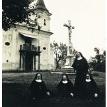 Apácák a Kálvária kápolnánál, Eperjes, Felvidék, kereszt, egyház, vallás, Horthy-korszak , 1930-as évek. Eredeti fotó, papírkép. 