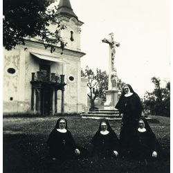  Apácák a Kálvária kápolnánál, Eperjes, Felvidék, kereszt, egyház, vallás, Horthy-korszak , 1930-as évek. Eredeti fotó, papírkép. 