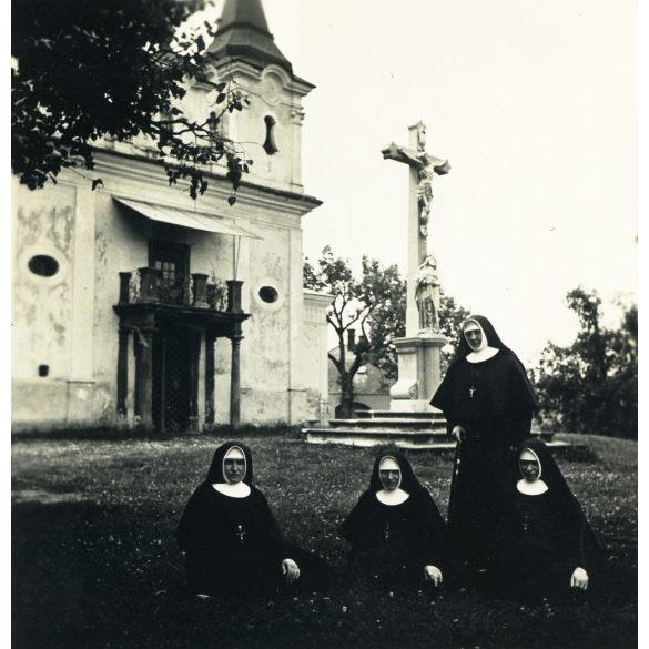 Apácák a Kálvária kápolnánál, Eperjes, Felvidék, kereszt, egyház, vallás, Horthy-korszak , 1930-as évek. Eredeti fotó, papírkép. 