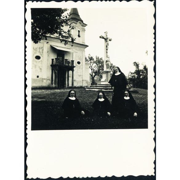 Apácák a Kálvária kápolnánál, Eperjes, Felvidék, kereszt, egyház, vallás, Horthy-korszak , 1930-as évek. Eredeti fotó, papírkép. 