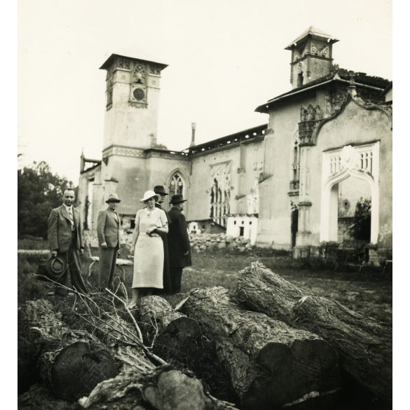 Papok, elegáns nő és férfiak az Andrássy-kastélynál, Parnó, Felvidék, Horthy-korszak , 1930-as évek. Eredeti fotó, papírkép.   