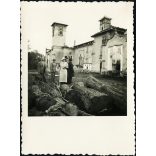 Papok, elegáns nő és férfiak az Andrássy-kastélynál, Parnó, Felvidék, Horthy-korszak , 1930-as évek. Eredeti fotó, papírkép.   