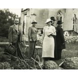 Papok, elegáns nő és férfiak az Andrássy-kastélynál, Parnó, Felvidék, Horthy-korszak , 1930-as évek. Eredeti fotó, papírkép.   