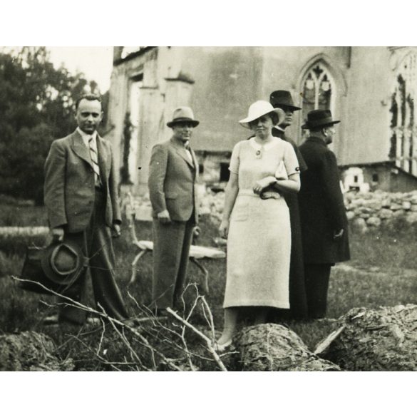 Papok, elegáns nő és férfiak az Andrássy-kastélynál, Parnó, Felvidék, Horthy-korszak , 1930-as évek. Eredeti fotó, papírkép.   