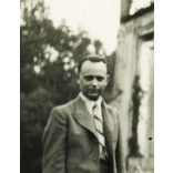 Papok, elegáns nő és férfiak az Andrássy-kastélynál, Parnó, Felvidék, Horthy-korszak , 1930-as évek. Eredeti fotó, papírkép.   