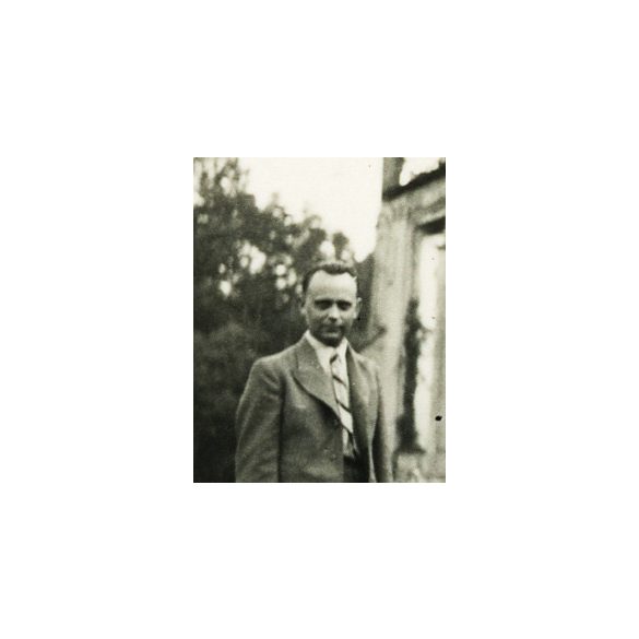 Papok, elegáns nő és férfiak az Andrássy-kastélynál, Parnó, Felvidék, Horthy-korszak , 1930-as évek. Eredeti fotó, papírkép.   