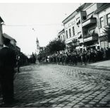 Magyar katonazenekar a Fő utcán, Beszterce, Erdély, magyar feliratok, 2. világháború, egyenruha, , Horthy-korszak , 1940-es évek. Eredeti fotó, papírkép.  