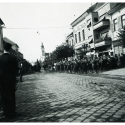   Magyar katonazenekar a Fő utcán, Beszterce, Erdély, magyar feliratok, 2. világháború, egyenruha, , Horthy-korszak , 1940-es évek. Eredeti fotó, papírkép.  