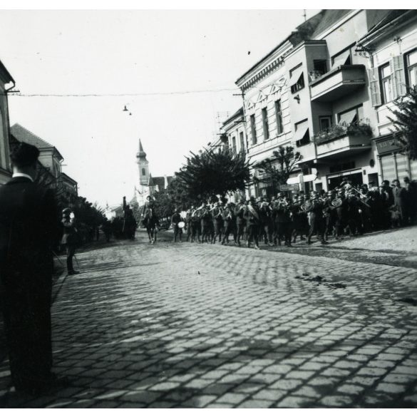 Magyar katonazenekar a Fő utcán, Beszterce, Erdély, magyar feliratok, 2. világháború, egyenruha, , Horthy-korszak , 1940-es évek. Eredeti fotó, papírkép.  