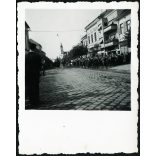 Magyar katonazenekar a Fő utcán, Beszterce, Erdély, magyar feliratok, 2. világháború, egyenruha, , Horthy-korszak , 1940-es évek. Eredeti fotó, papírkép.  
