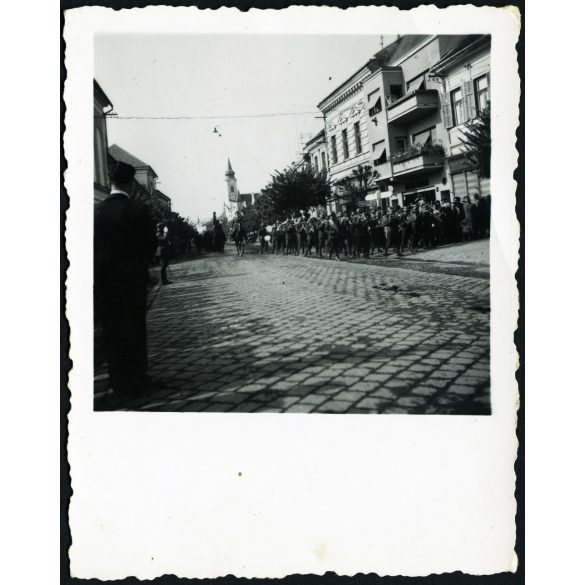 Magyar katonazenekar a Fő utcán, Beszterce, Erdély, magyar feliratok, 2. világháború, egyenruha, , Horthy-korszak , 1940-es évek. Eredeti fotó, papírkép.  