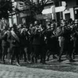 Magyar katonazenekar a Fő utcán, Beszterce, Erdély, magyar feliratok, 2. világháború, egyenruha, , Horthy-korszak , 1940-es évek. Eredeti fotó, papírkép.  
