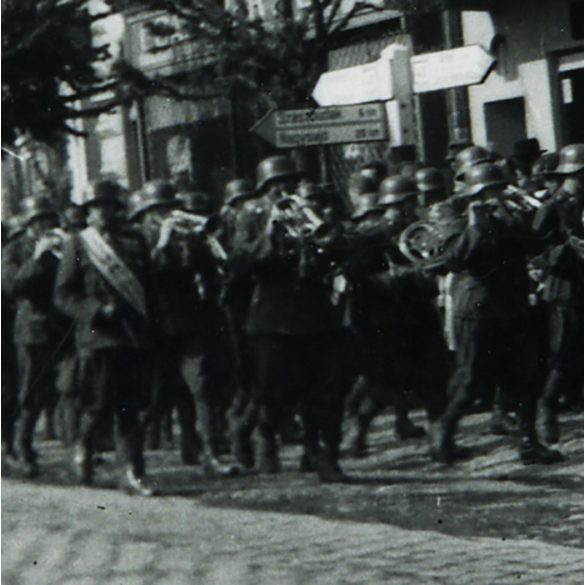 Magyar katonazenekar a Fő utcán, Beszterce, Erdély, magyar feliratok, 2. világháború, egyenruha, , Horthy-korszak , 1940-es évek. Eredeti fotó, papírkép.  