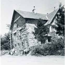   A Vadvirág turistaház, Mátraszentimre, Mátra, vendéglátás, kocsma, kirándulás, turizmus, üzlet, kirakat, , 1940-es évek. Eredeti fotó, papírkép. 