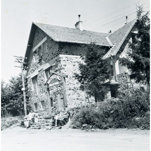 A Vadvirág turistaház, Mátraszentimre, Mátra, vendéglátás, kocsma, kirándulás, turizmus, üzlet, kirakat, , 1940-es évek. Eredeti fotó, papírkép. 