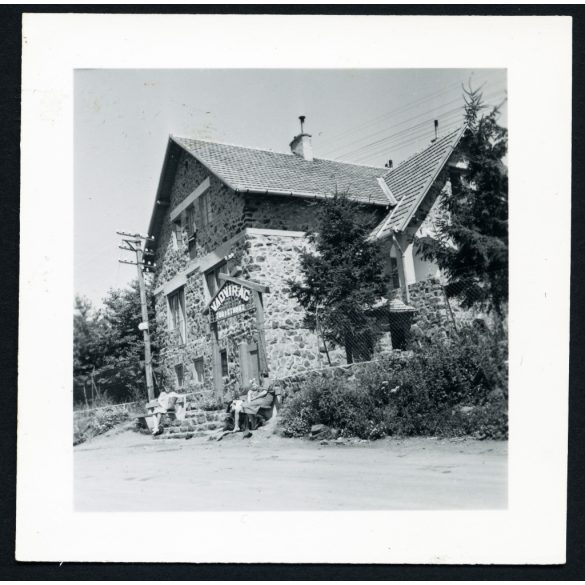 A Vadvirág turistaház, Mátraszentimre, Mátra, vendéglátás, kocsma, kirándulás, turizmus, üzlet, kirakat, , 1940-es évek. Eredeti fotó, papírkép. 