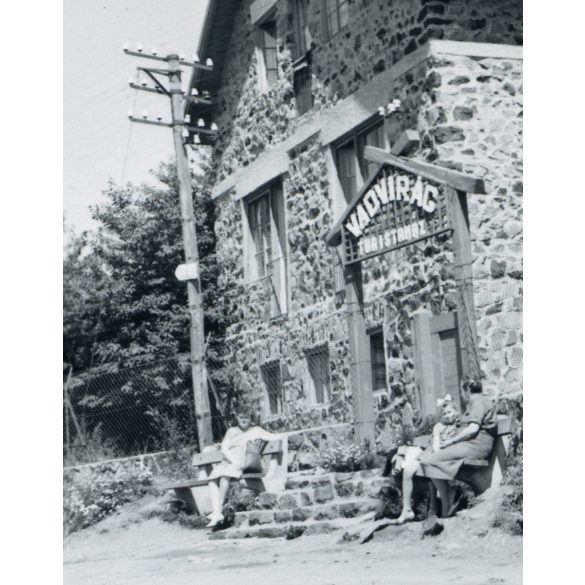 A Vadvirág turistaház, Mátraszentimre, Mátra, vendéglátás, kocsma, kirándulás, turizmus, üzlet, kirakat, , 1940-es évek. Eredeti fotó, papírkép. 